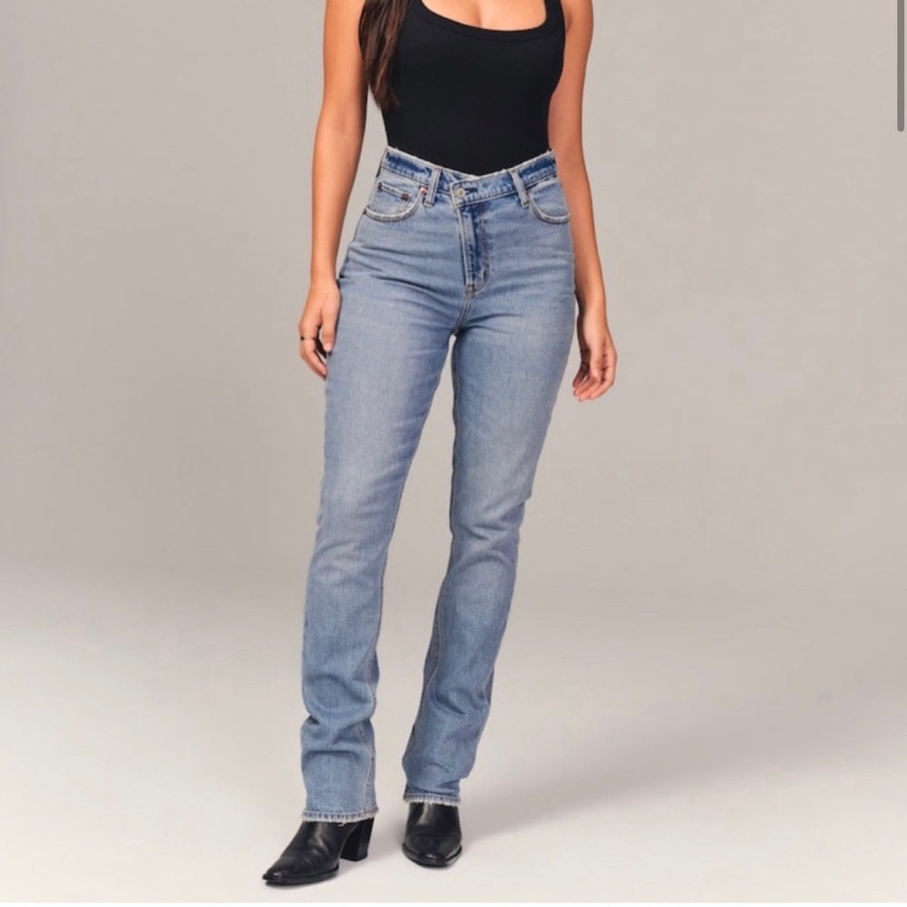 Abercrombie Curve Love Ultra High Rise 90's Slim
Straight Jean